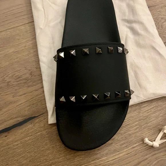 Valentino ROCKSTUD RUBBER SLIDER SANDAL. - Picture 5 of 10